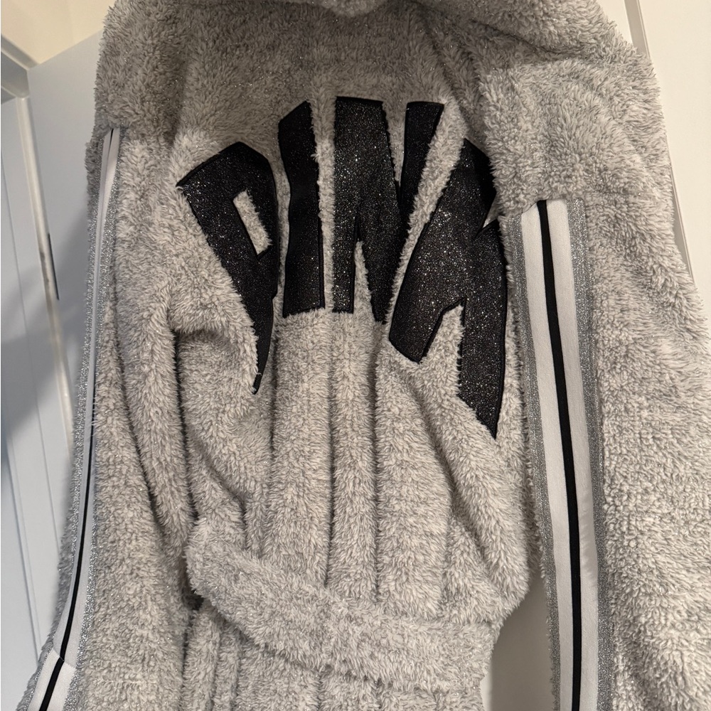 VS PINK RARE PLUSH ROBE - Picture 4 of 4